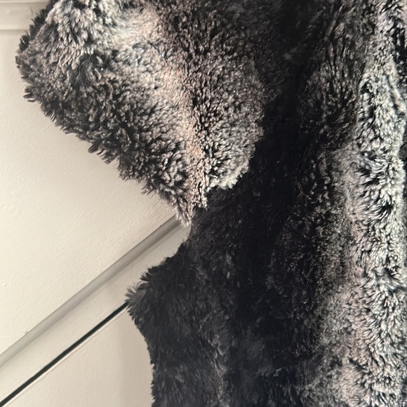 FAUX FUR Vest Cap sleeve & 3 Buttons 🇨🇦 design BLACK/Neutral US M EUC - Picture 4 of 11